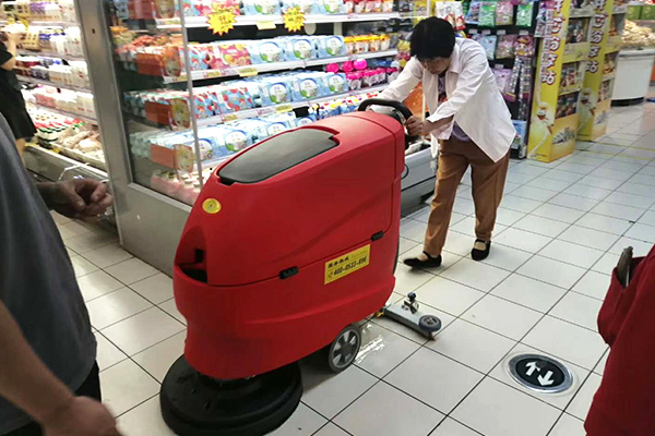 ¿Cómo hacer el mantenimiento de rutina de la fregadora de pisos?