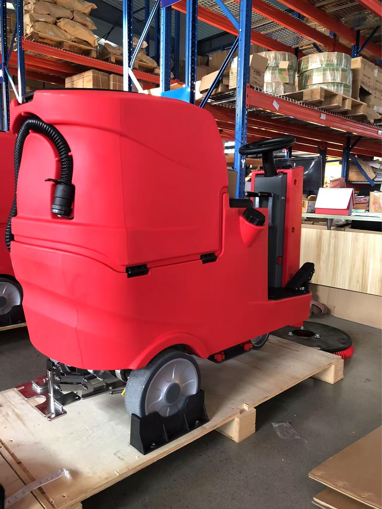 El 13 de enero, el distribuidor nacional compró 3 fregadoras de pisos