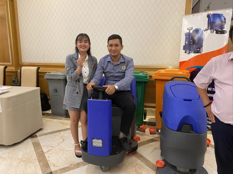 Nuestras fregadoras en la feria de Vietnam.