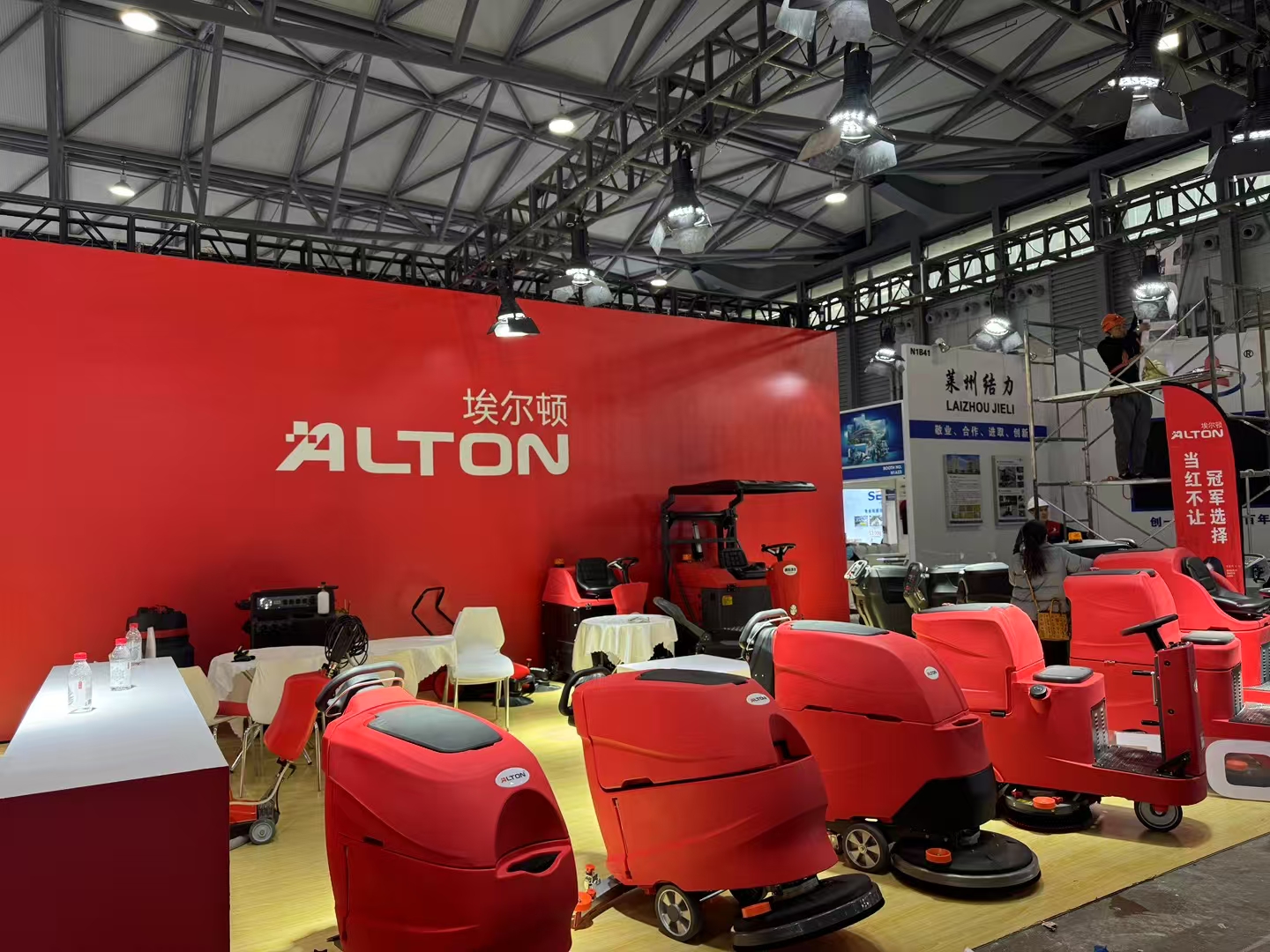 Nanjing Elton Tecnología inteligente brilla en la exposición Shanghai CCE, con lavadoras de piso en el centro de atención