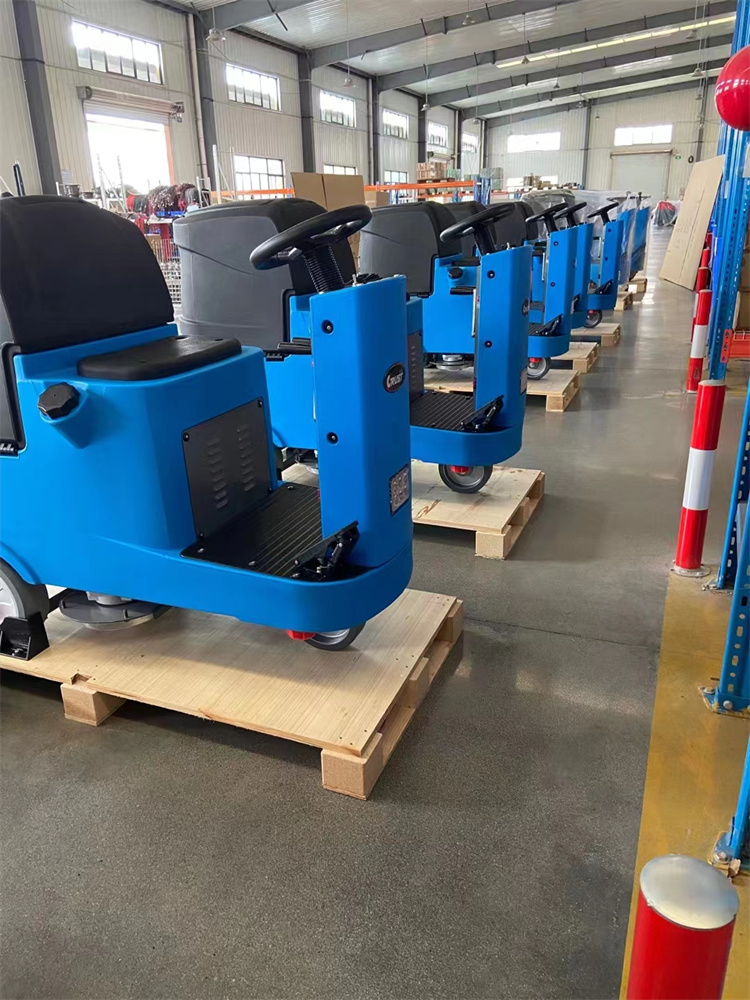 Entregar un pequeño envío.de fregadora de suelos