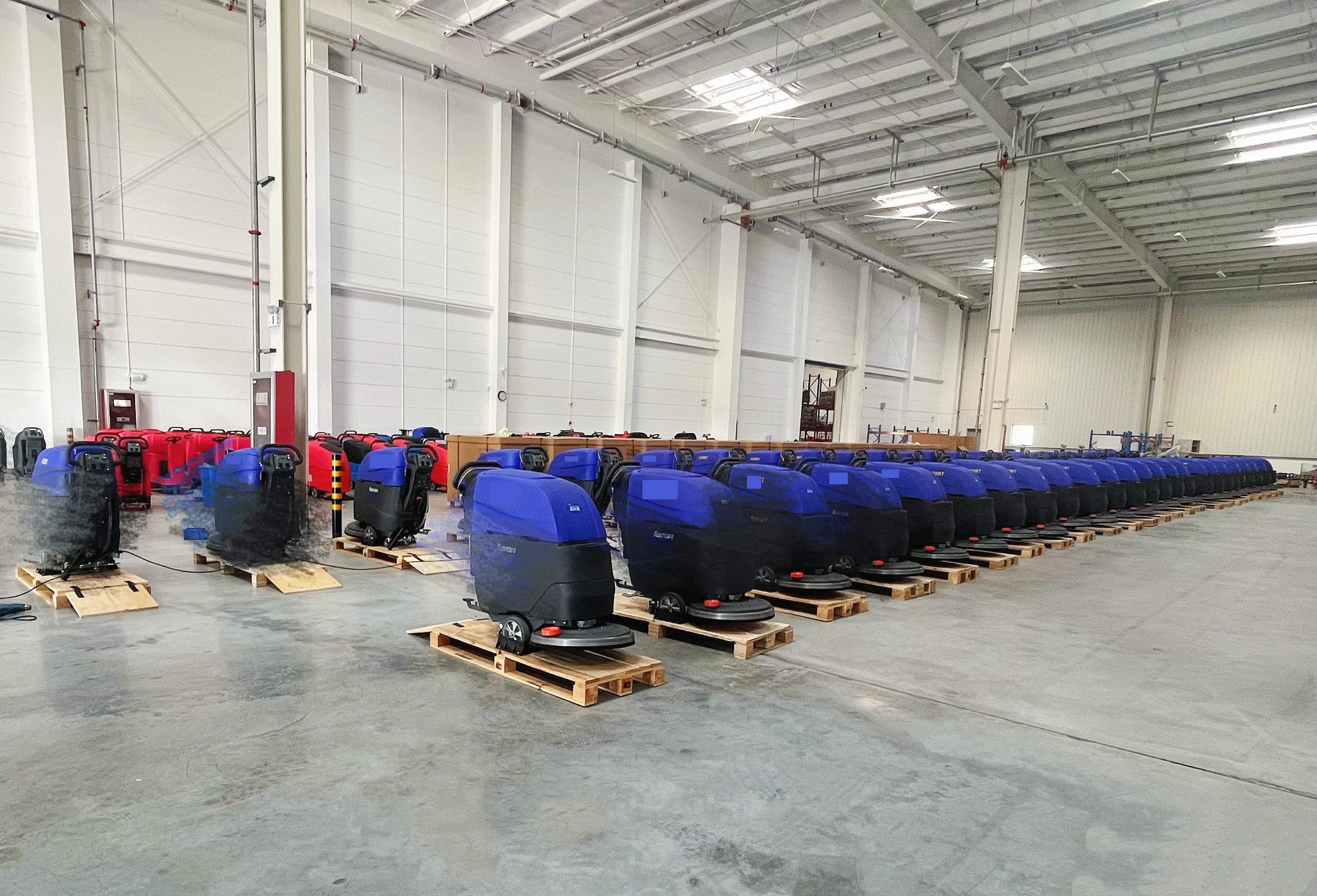 Alton envía 52 fregadoras industriales de operador a pie personalizadas a clientes europeos