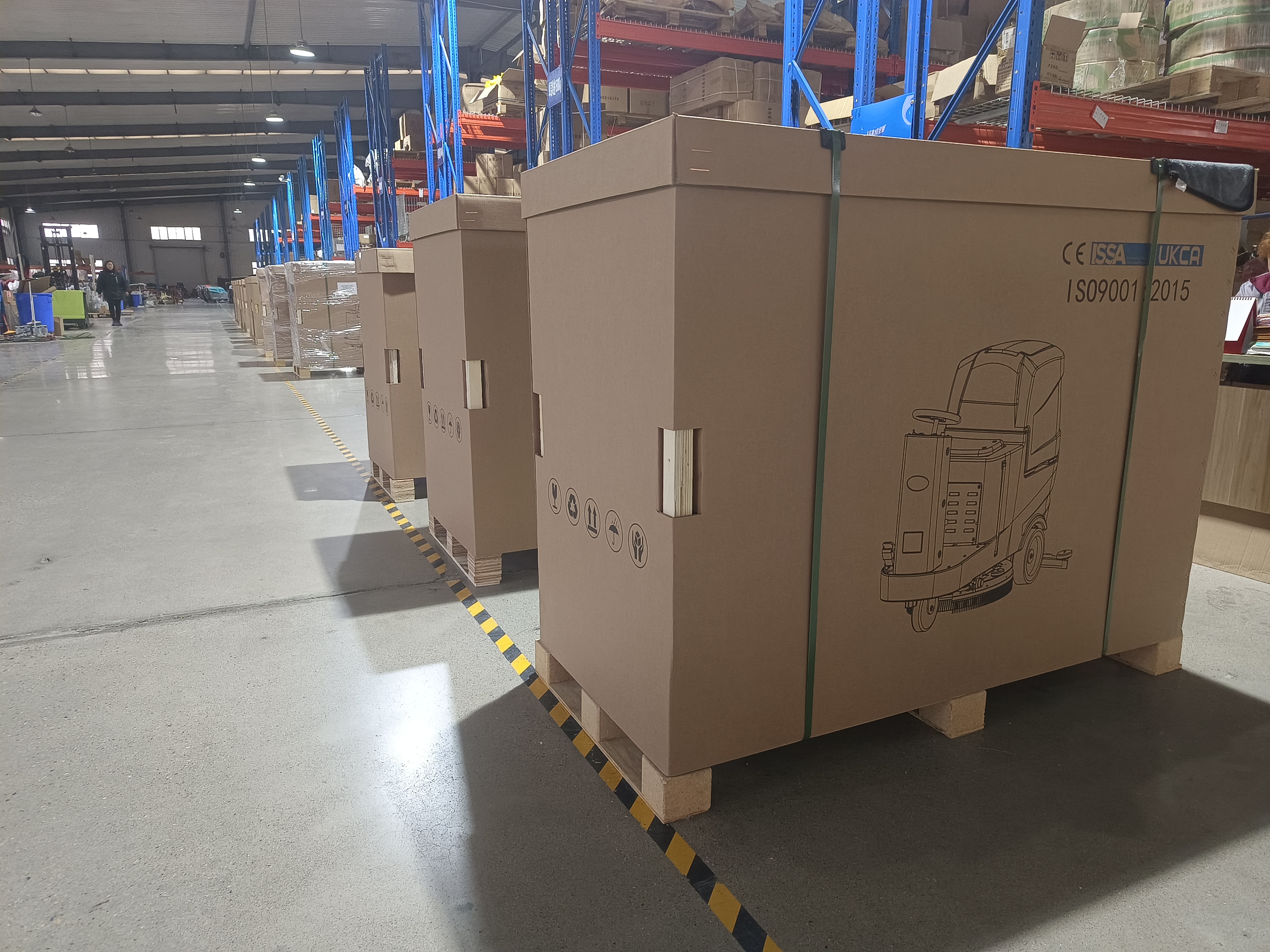 El 14 de enero, se enviaron al distribuidor 6 máquinas fregadoras de pisos