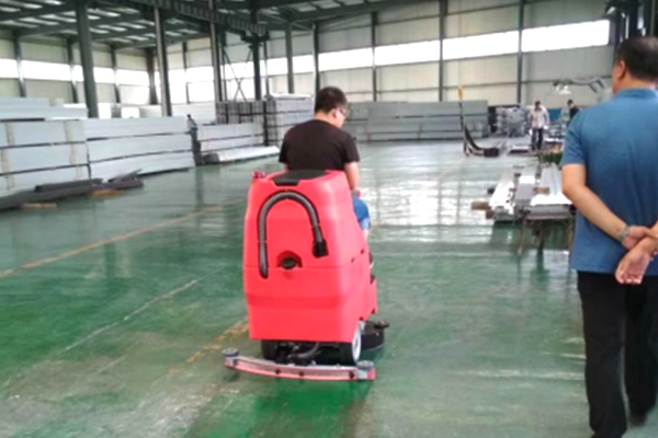 Características de la fregadora de piso de paseo medio Alton A-9R