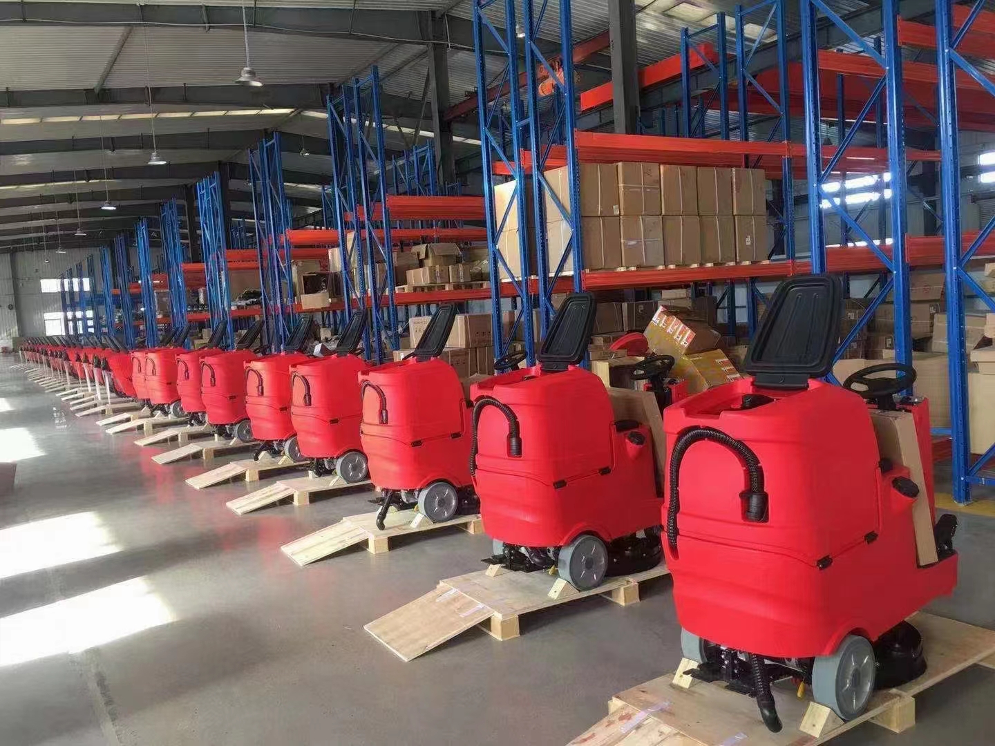 Nuestro envío de contenedores de fregadoras de pisos en este mes.